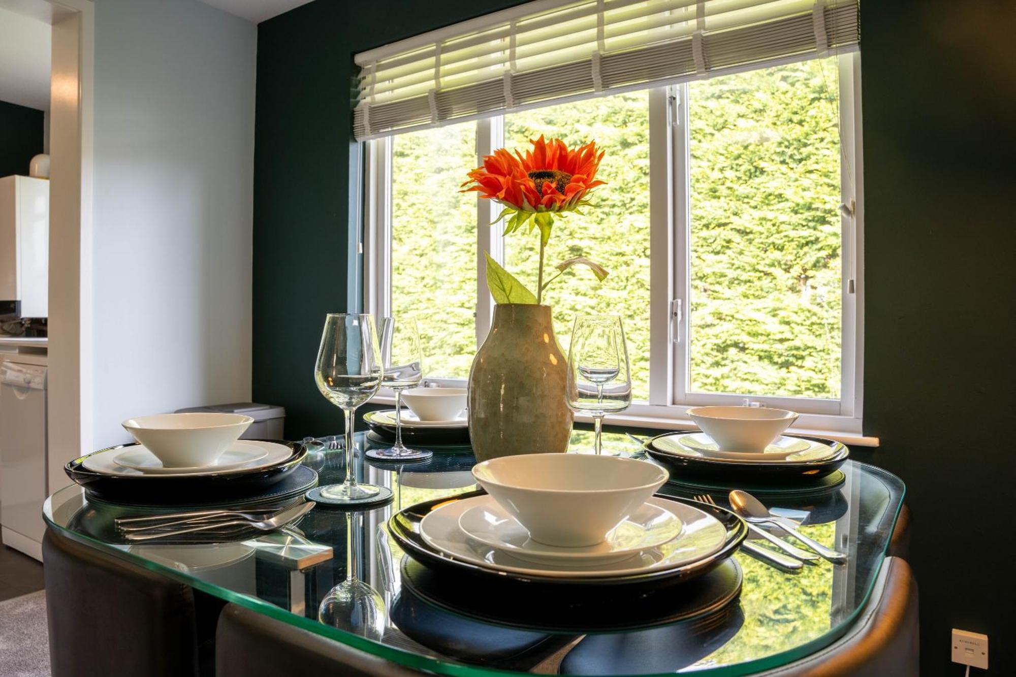 Park View- 2 Bed Apartment Close To East Surrey Hospital Salfords Ngoại thất bức ảnh